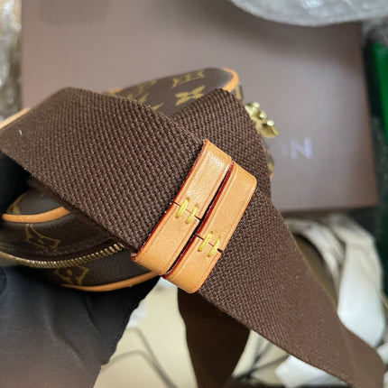 Preloved Louis Vuitton Pre-Owned
2004 Pochette Gange belt bag