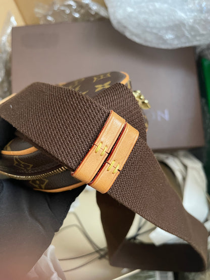 Preloved Louis Vuitton Pre-Owned
2004 Pochette Gange belt bag