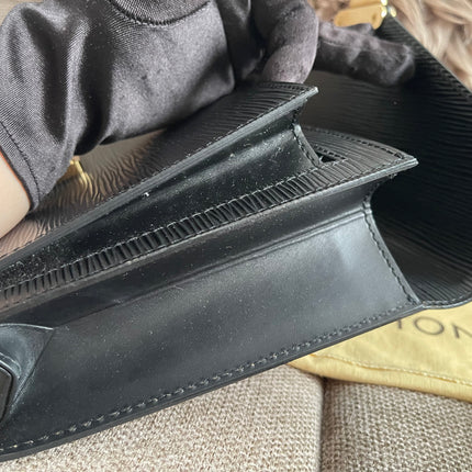 Preloved Authentic Louis Vuitton Epi Leather Sellier Dragonne Clutch – Black (Noir)