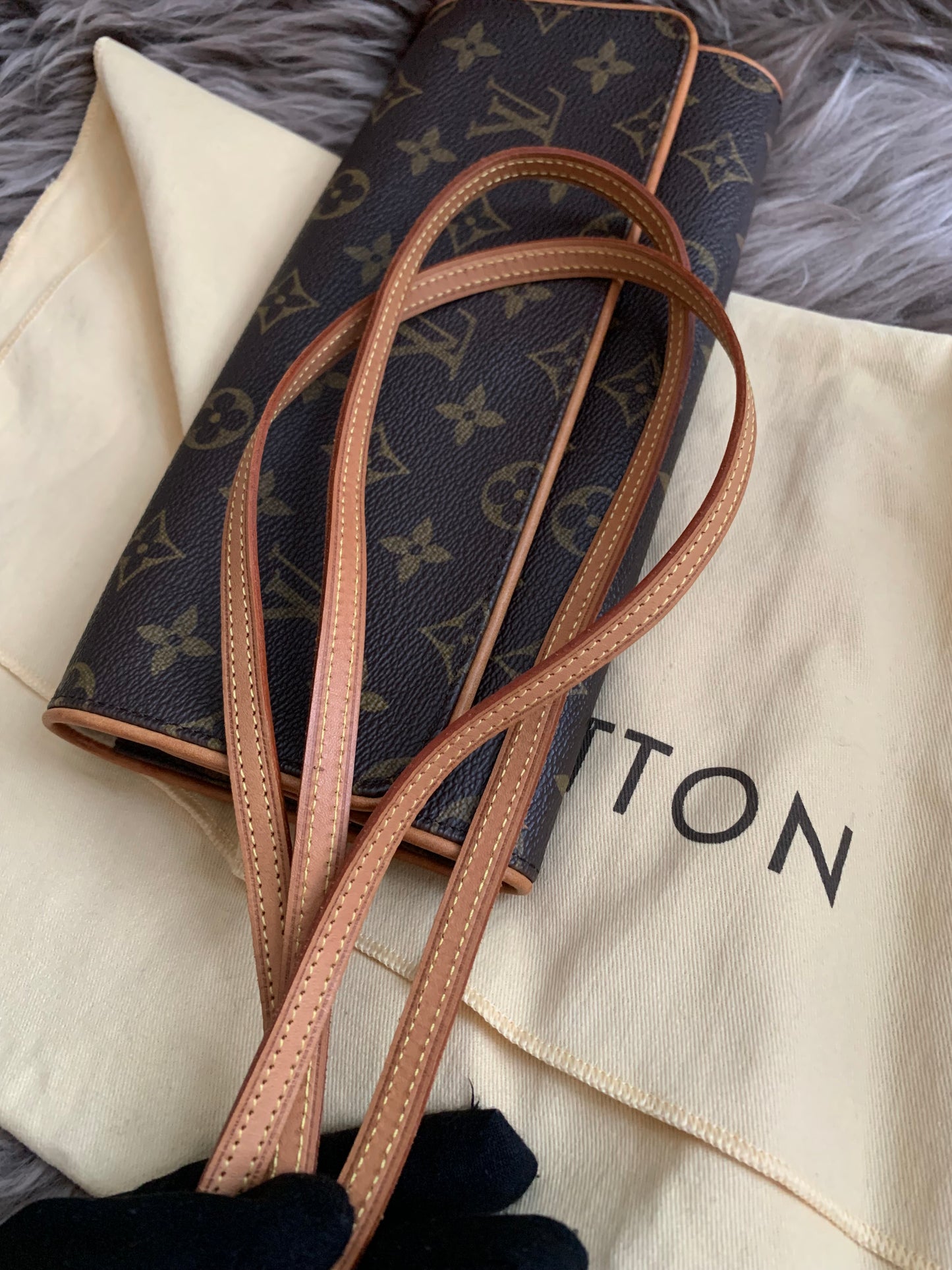 Louis Vuitton
2001 Pochette Twin GM crossbody bag