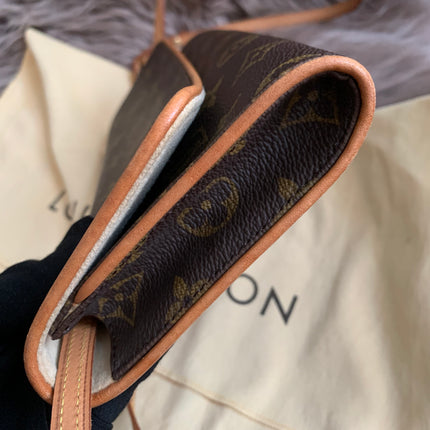 Louis Vuitton
2001 Pochette Twin GM crossbody bag