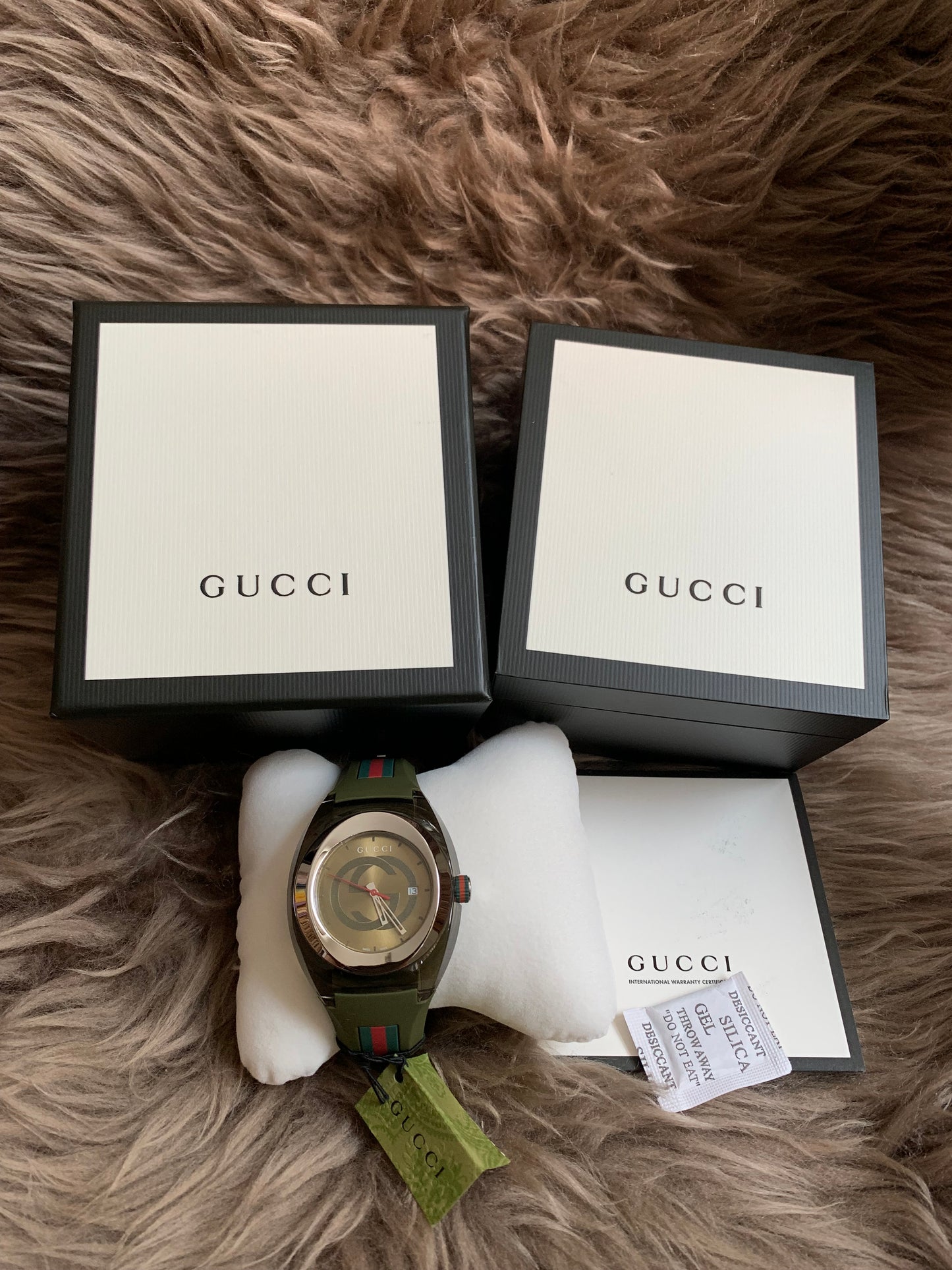 Gucci Sync Green Dial and Grey Rubber Strap Unisex Watch 137.1