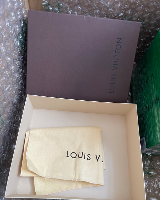 Preloved Louis Vuitton Pre-Owned
2012 Verona PM shoulder bag w/provided strap
