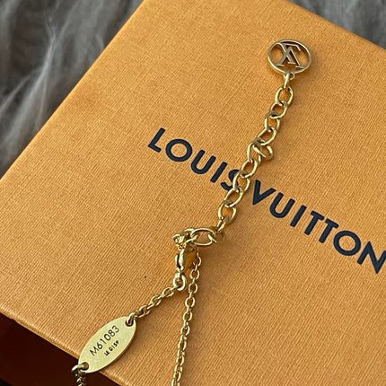 Preloved Authentic Essential V Necklace