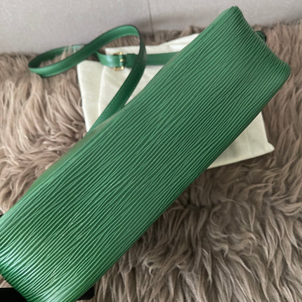 Preloved Authentic  Louis Vuitton Epi Trocadero 27