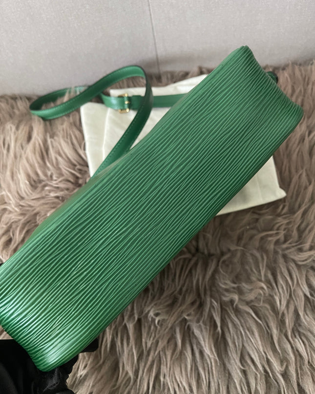 Preloved Authentic  Louis Vuitton Epi Trocadero 27