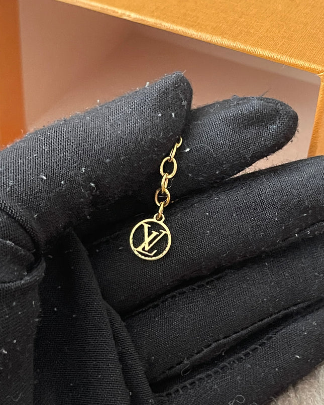 Preloved Authentic Essential V Necklace