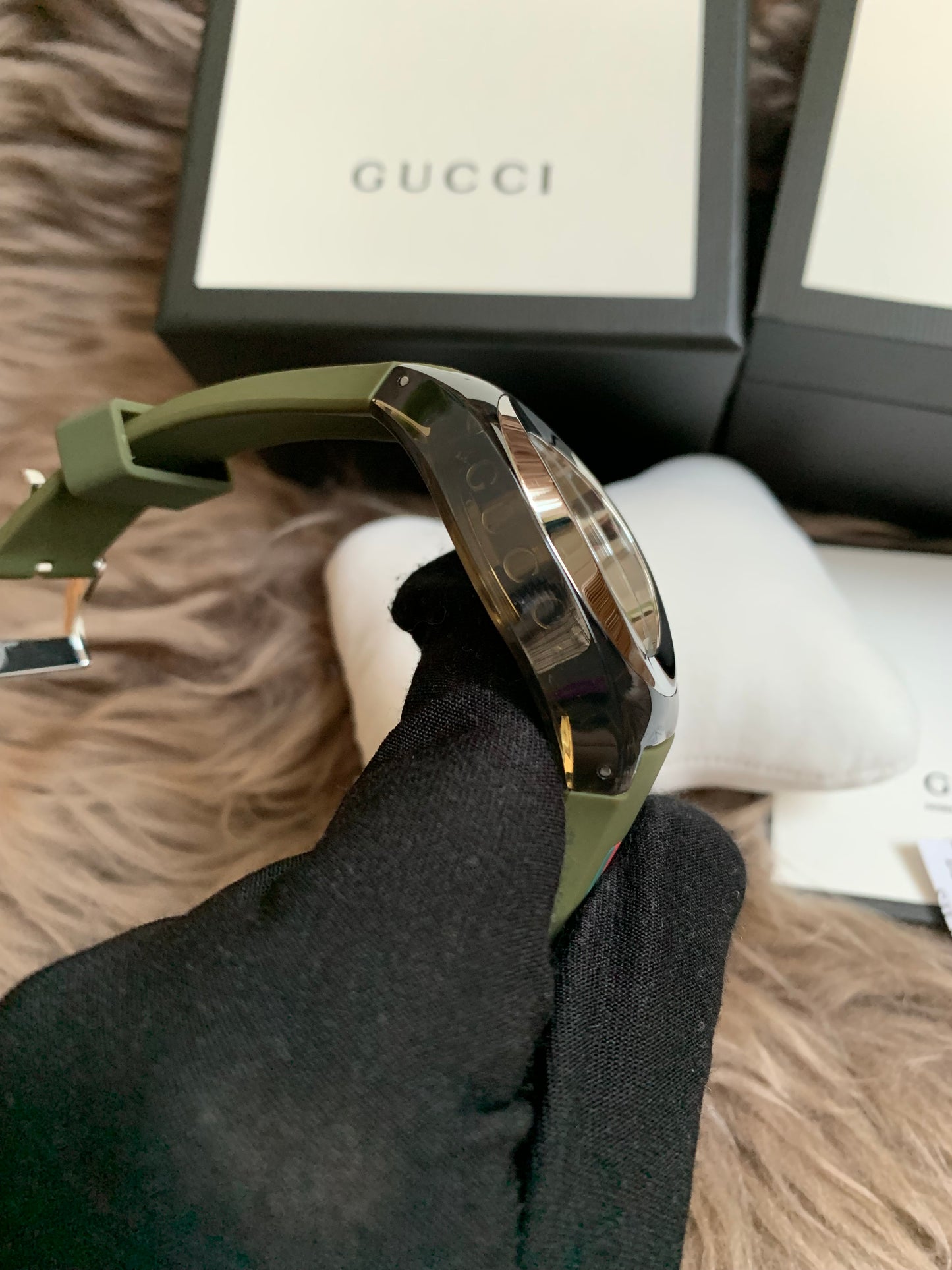 Gucci Sync Green Dial and Grey Rubber Strap Unisex Watch 137.1