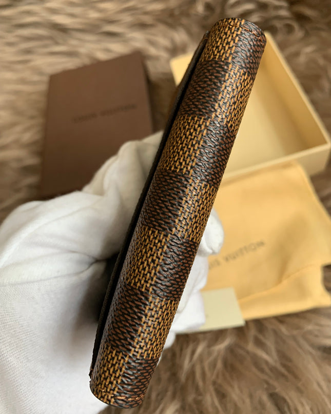 LOUIS VUITTON
Damier Ebene Canvas Pocket Organizer
