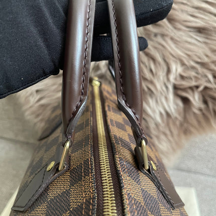 Louis Vuitton Speedy 25 Damier Ebene hardware detail