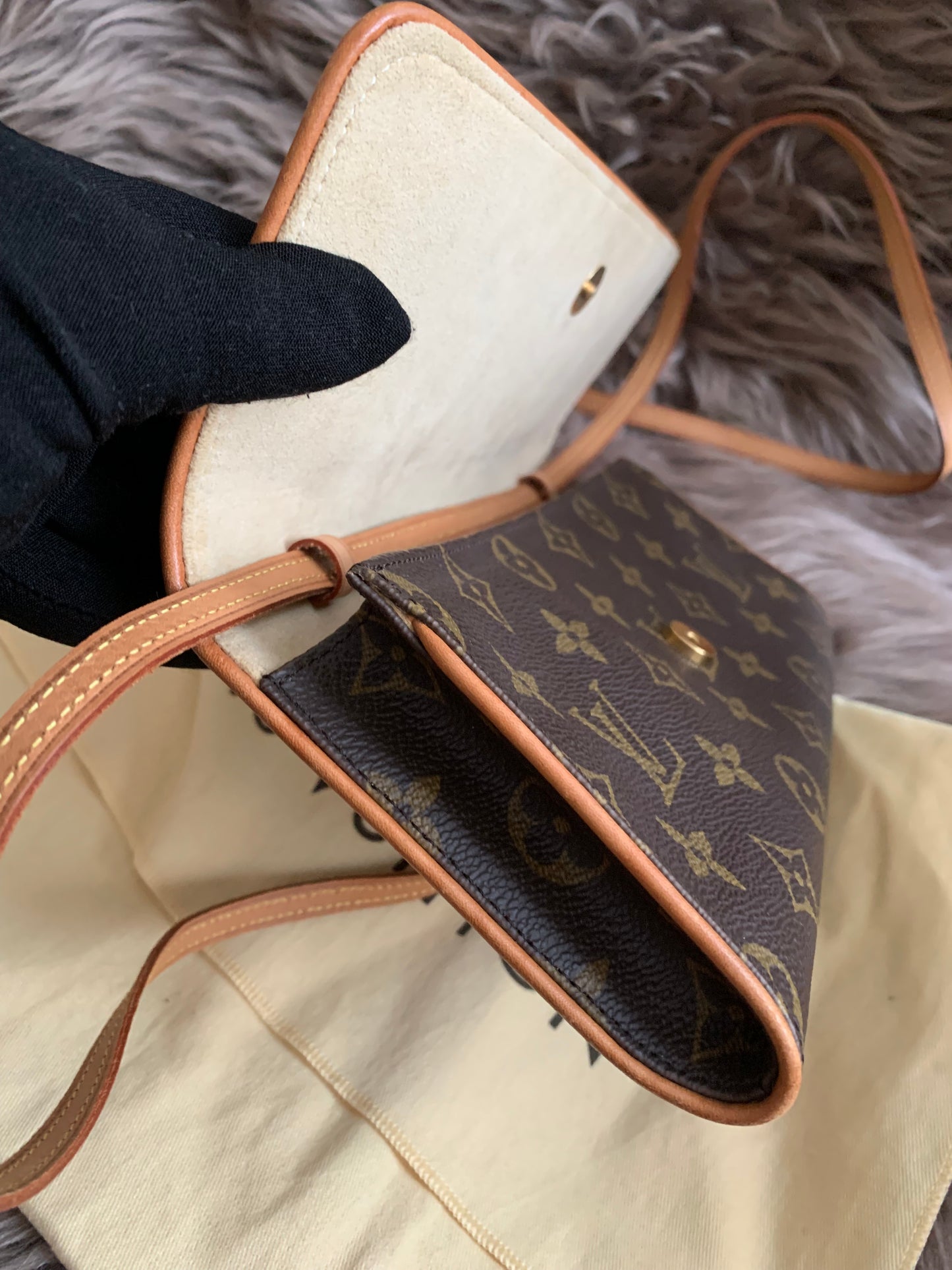 Louis Vuitton
2001 Pochette Twin GM crossbody bag