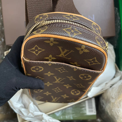 Preloved Louis Vuitton Pre-Owned
2004 Pochette Gange belt bag