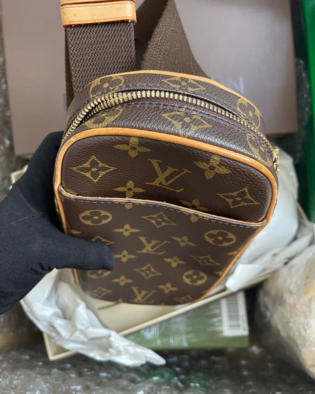 Preloved Louis Vuitton Pre-Owned
2004 Pochette Gange belt bag
