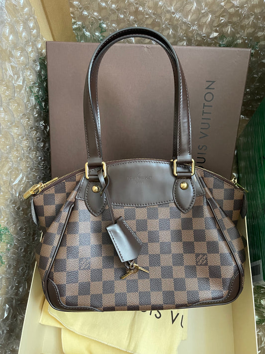 Preloved Louis Vuitton Pre-Owned
2012 Verona PM shoulder bag w/provided strap