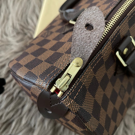 Preloved Authentic Louis Vuitton Speedy 30 handbag in the classic Damier Ebene