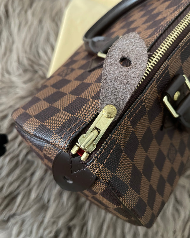 Preloved Authentic Louis Vuitton Speedy 30 handbag in the classic Damier Ebene