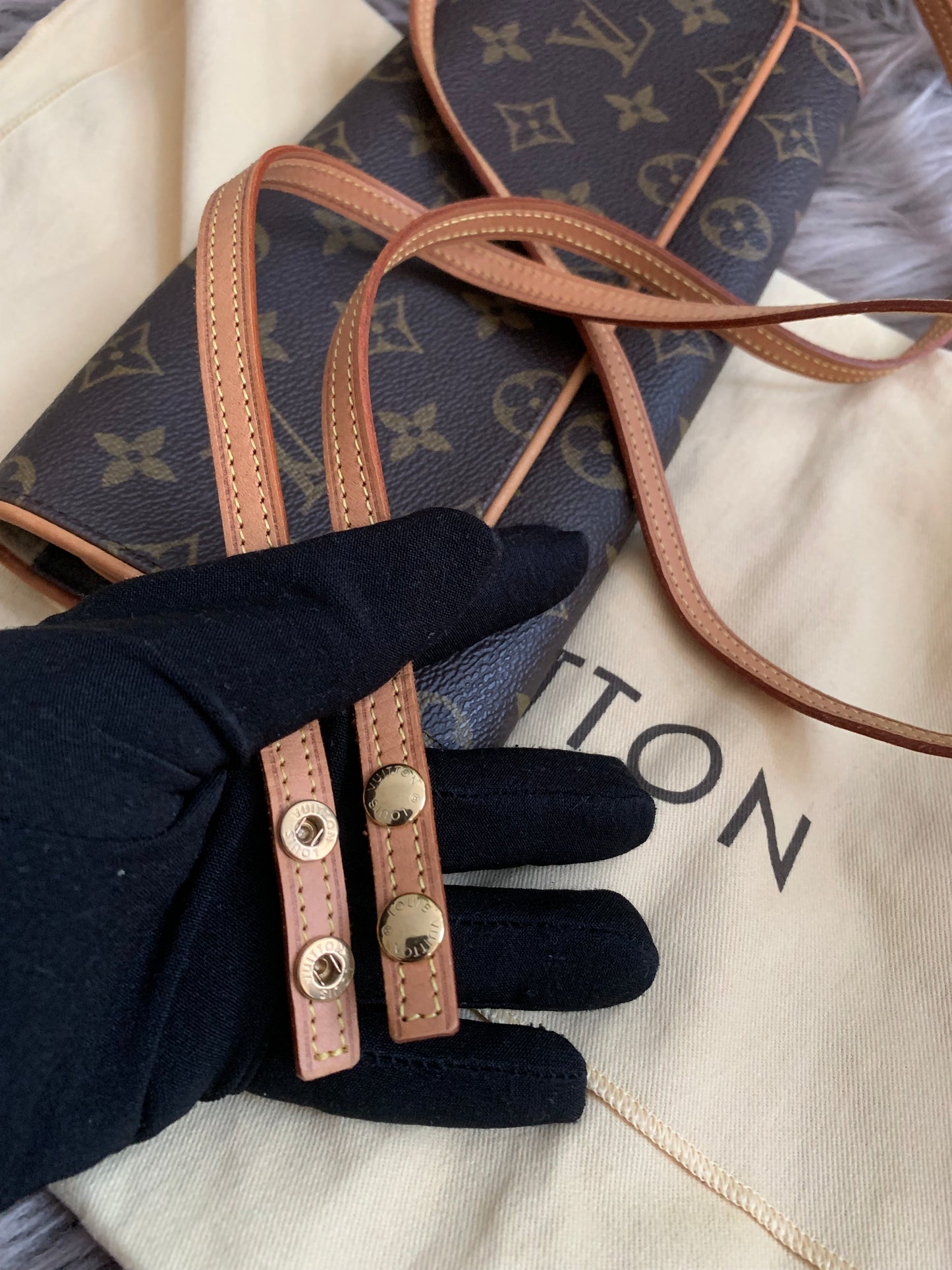 Louis Vuitton
2001 Pochette Twin GM crossbody bag