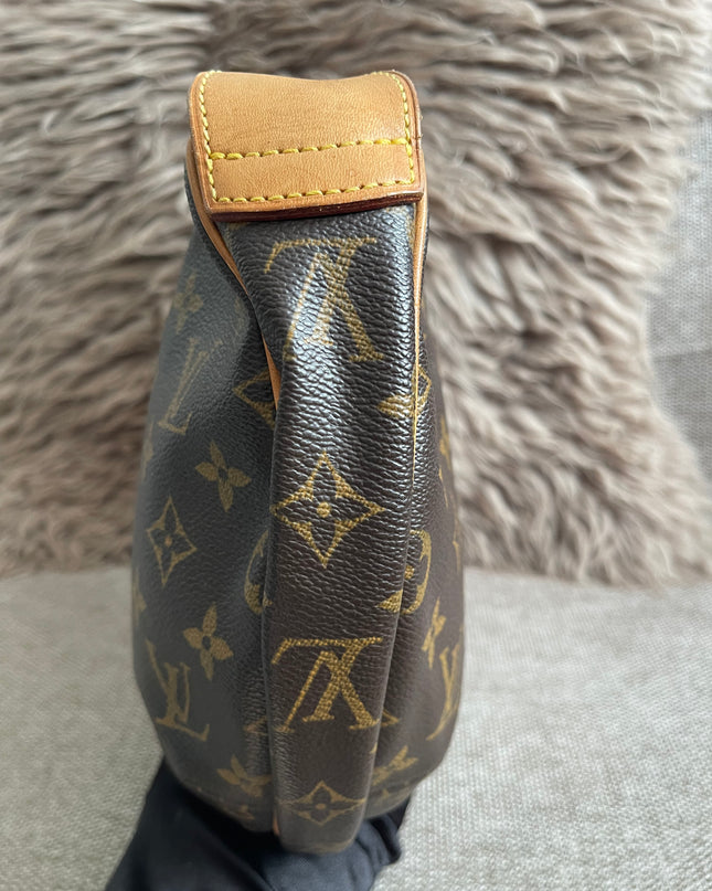 Preloved Authentic Louis Vuitton Croissant MM