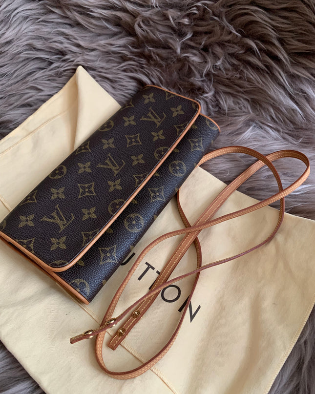 Louis Vuitton
2001 Pochette Twin GM crossbody bag