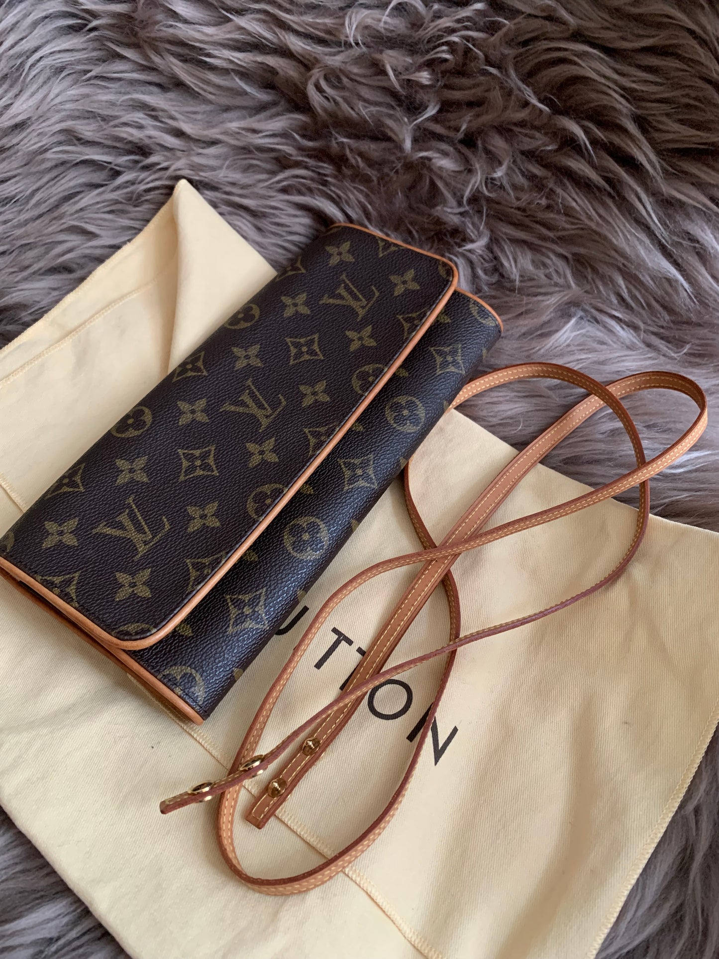 Louis Vuitton
2001 Pochette Twin GM crossbody bag