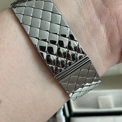 Preloved Authentic Chanel Matelassé Bangle Watch – Silver/Black Dial | Full Set