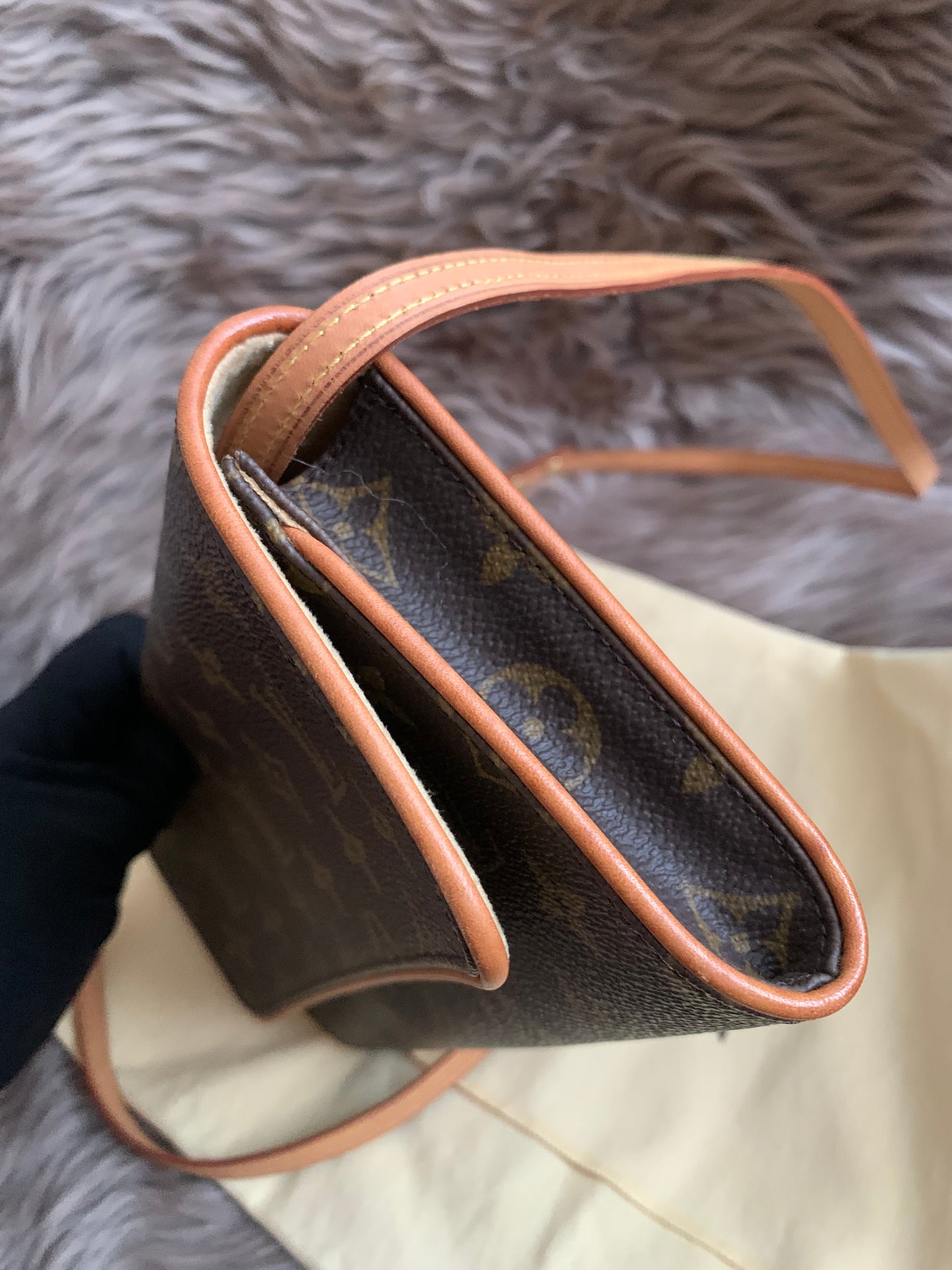 Louis Vuitton
2001 Pochette Twin GM crossbody bag