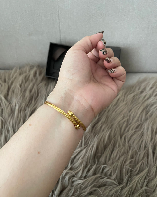 Preloved Authentic Gucci Ladies Bangle Gold Tone MOP Dial 15.5cm