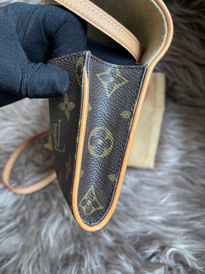 Preloved Louis Vuitton Pochette Twin GM in Monogram canvas