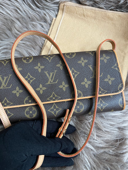 Preloved Louis Vuitton Pochette Twin GM in Monogram canvas