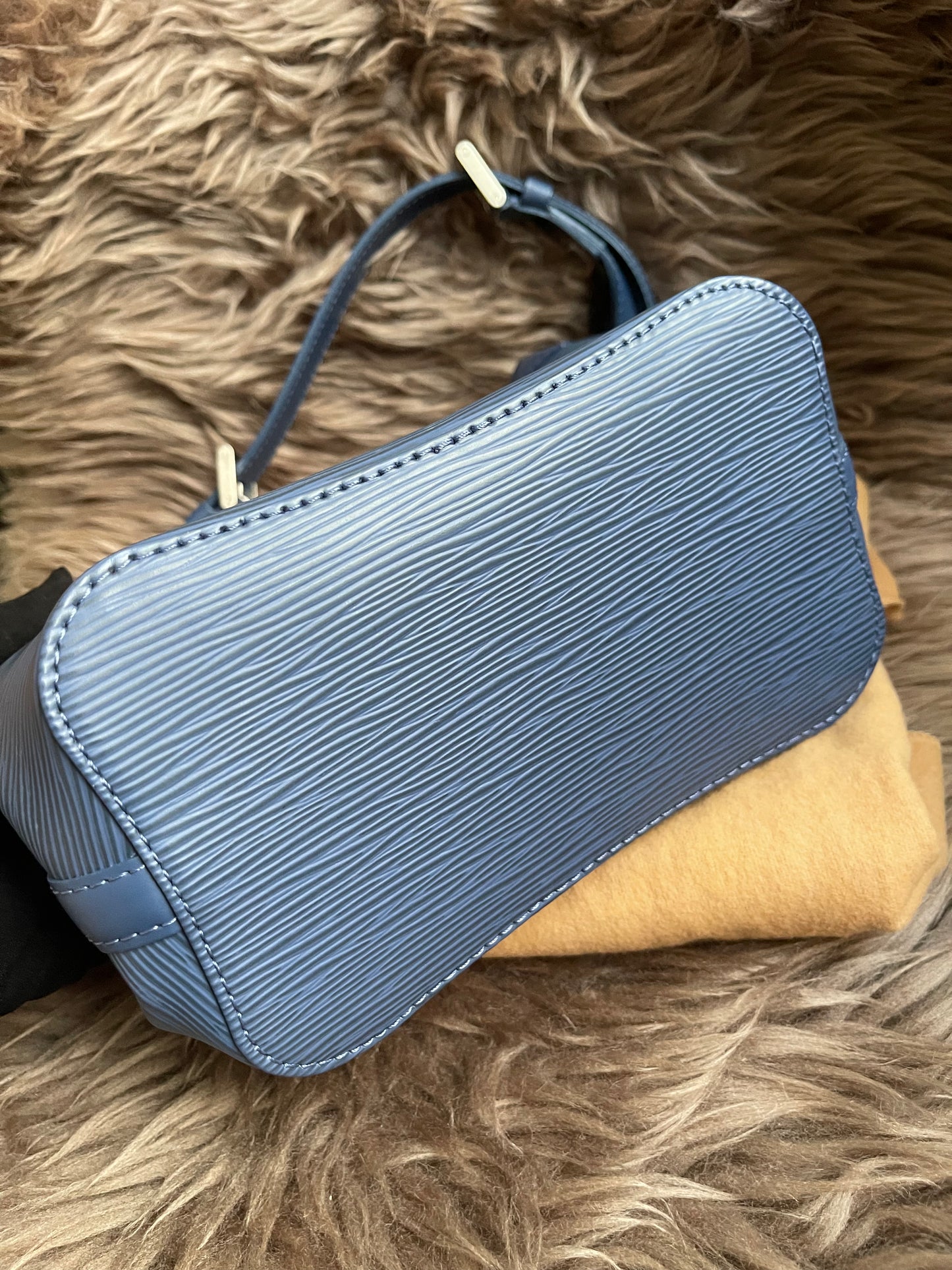 Preloved Louis Vuitton Mandara PM – Myrtille Blue