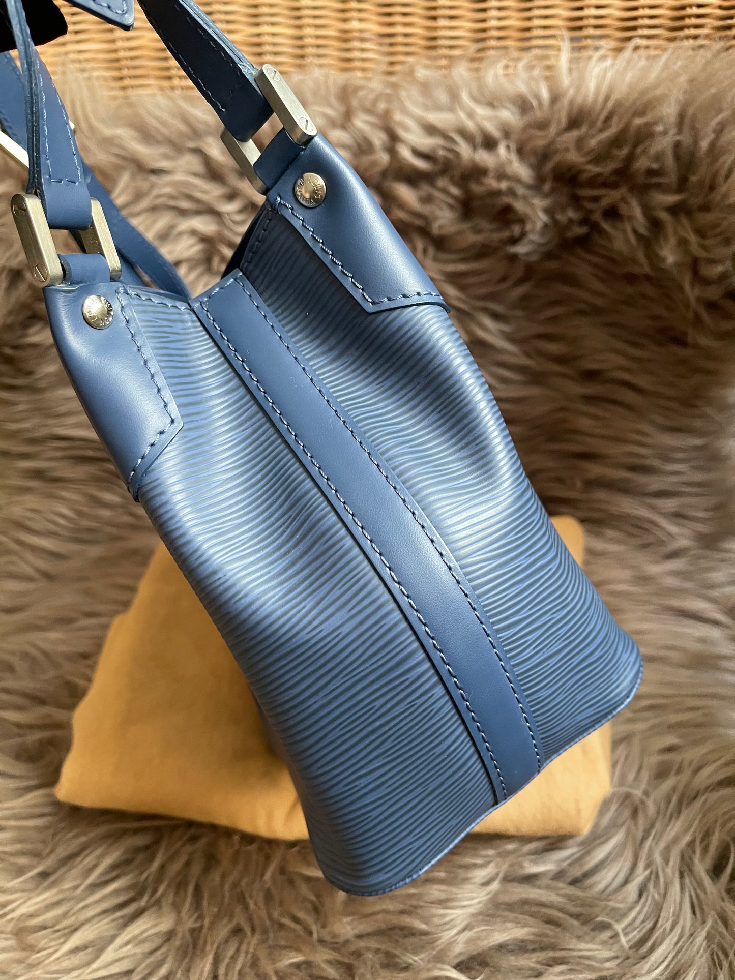 Preloved Louis Vuitton Mandara PM – Myrtille Blue