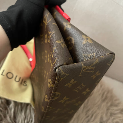 Preloved Authentic  Louis Vuitton Saint Michel Epi leather flap