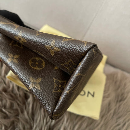 Preloved Authentic  Louis Vuitton Saint Michel Epi leather flap