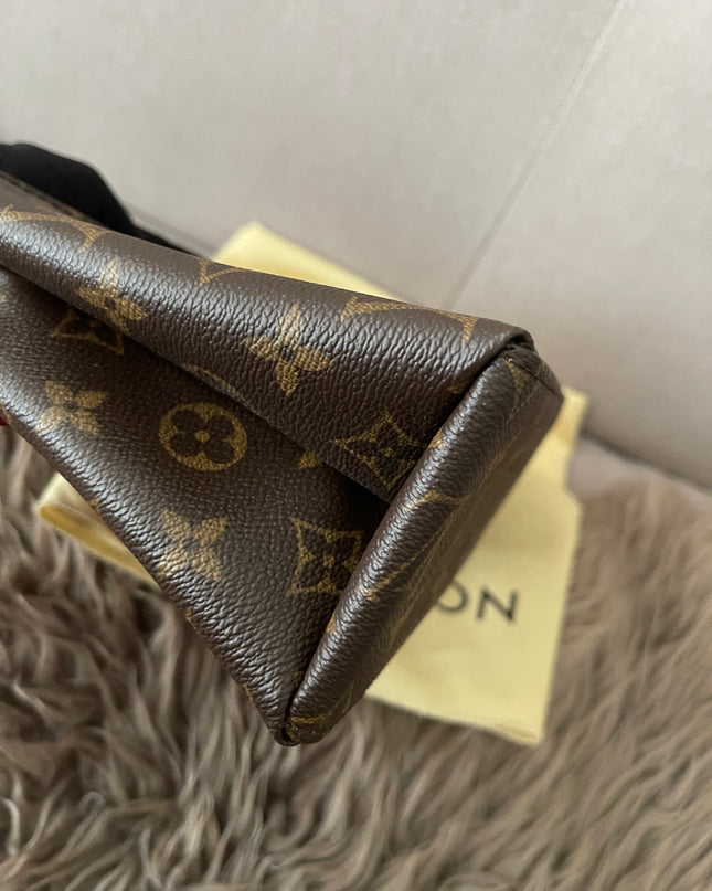 Preloved Authentic  Louis Vuitton Saint Michel Epi leather flap