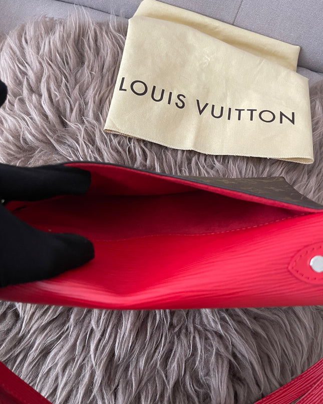 Preloved Authentic  Louis Vuitton Saint Michel Epi leather flap