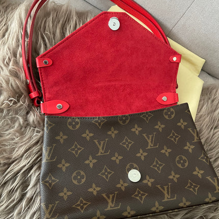 Preloved Authentic  Louis Vuitton Saint Michel Epi leather flap