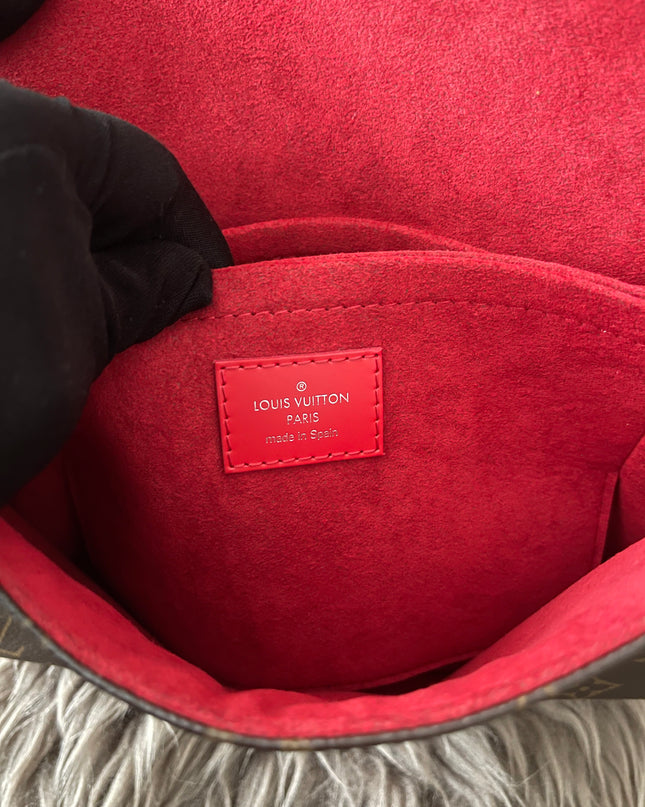 Preloved Authentic  Louis Vuitton Saint Michel Epi leather flap