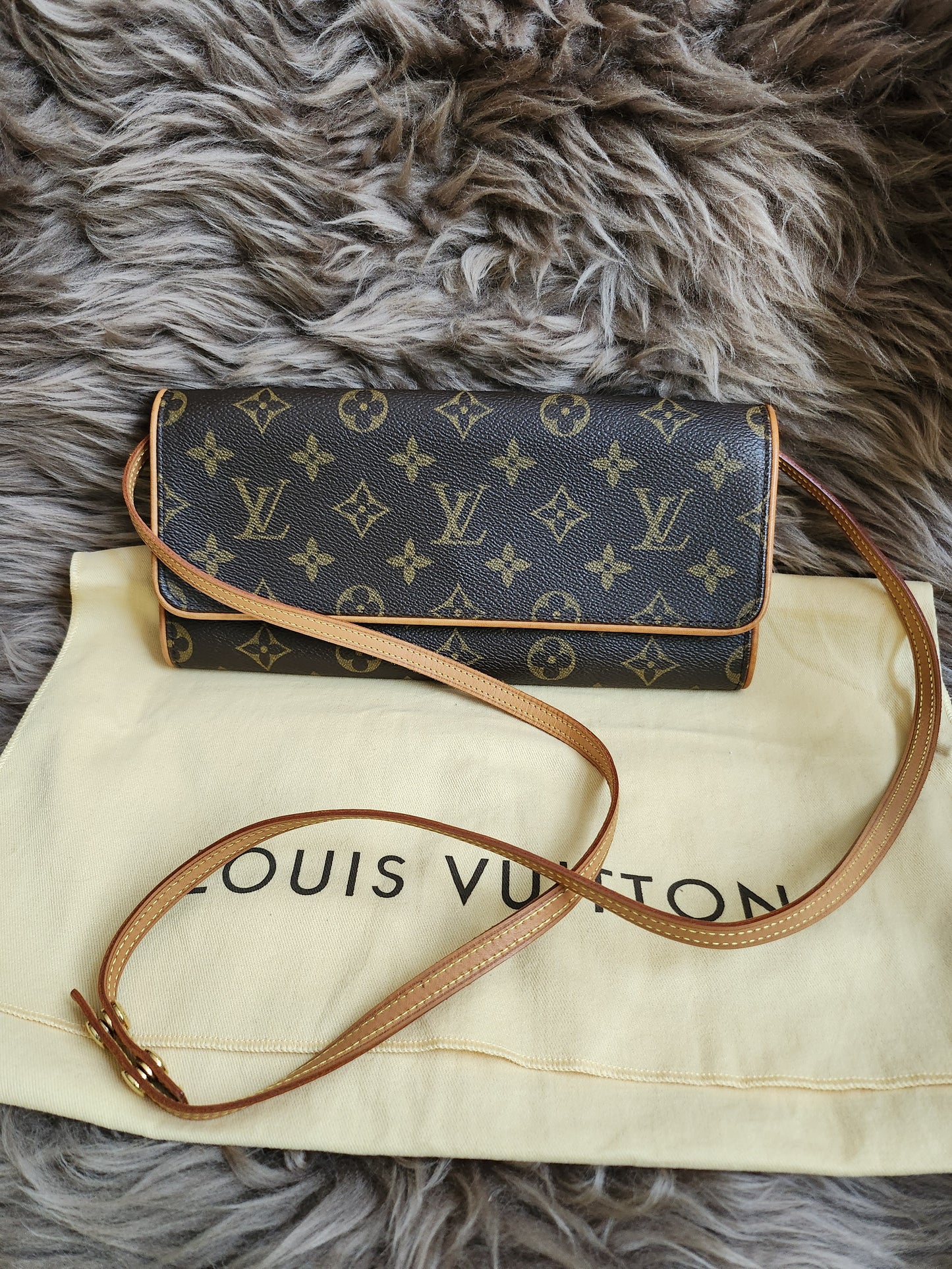 Louis Vuitton
2001 Pochette Twin GM crossbody bag