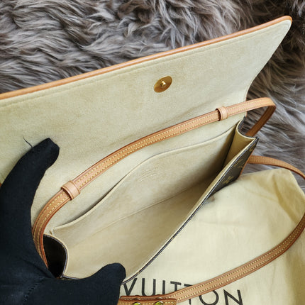 Louis Vuitton
2001 Pochette Twin GM crossbody bag