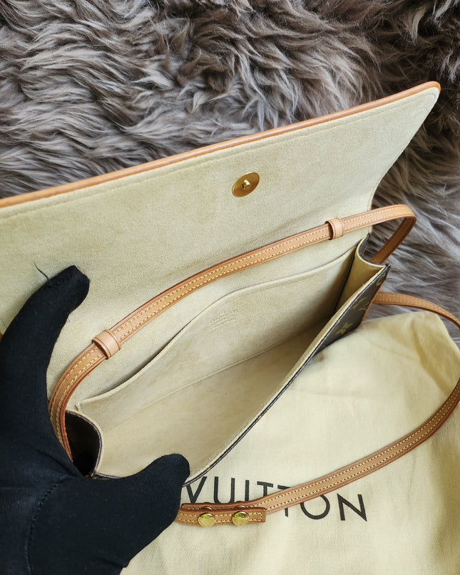 Louis Vuitton
2001 Pochette Twin GM crossbody bag