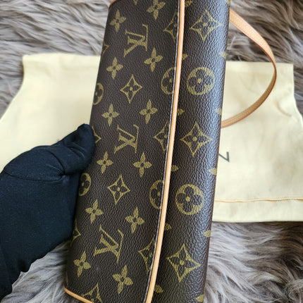 Louis Vuitton
2001 Pochette Twin GM crossbody bag