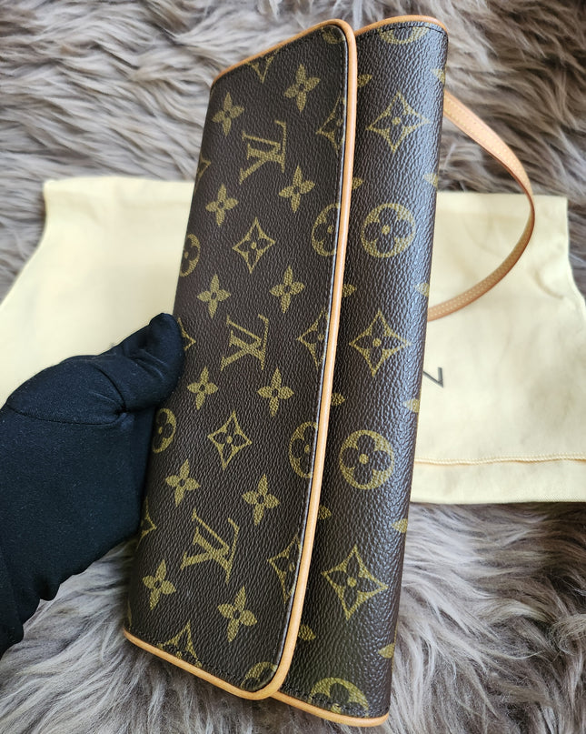 Louis Vuitton
2001 Pochette Twin GM crossbody bag