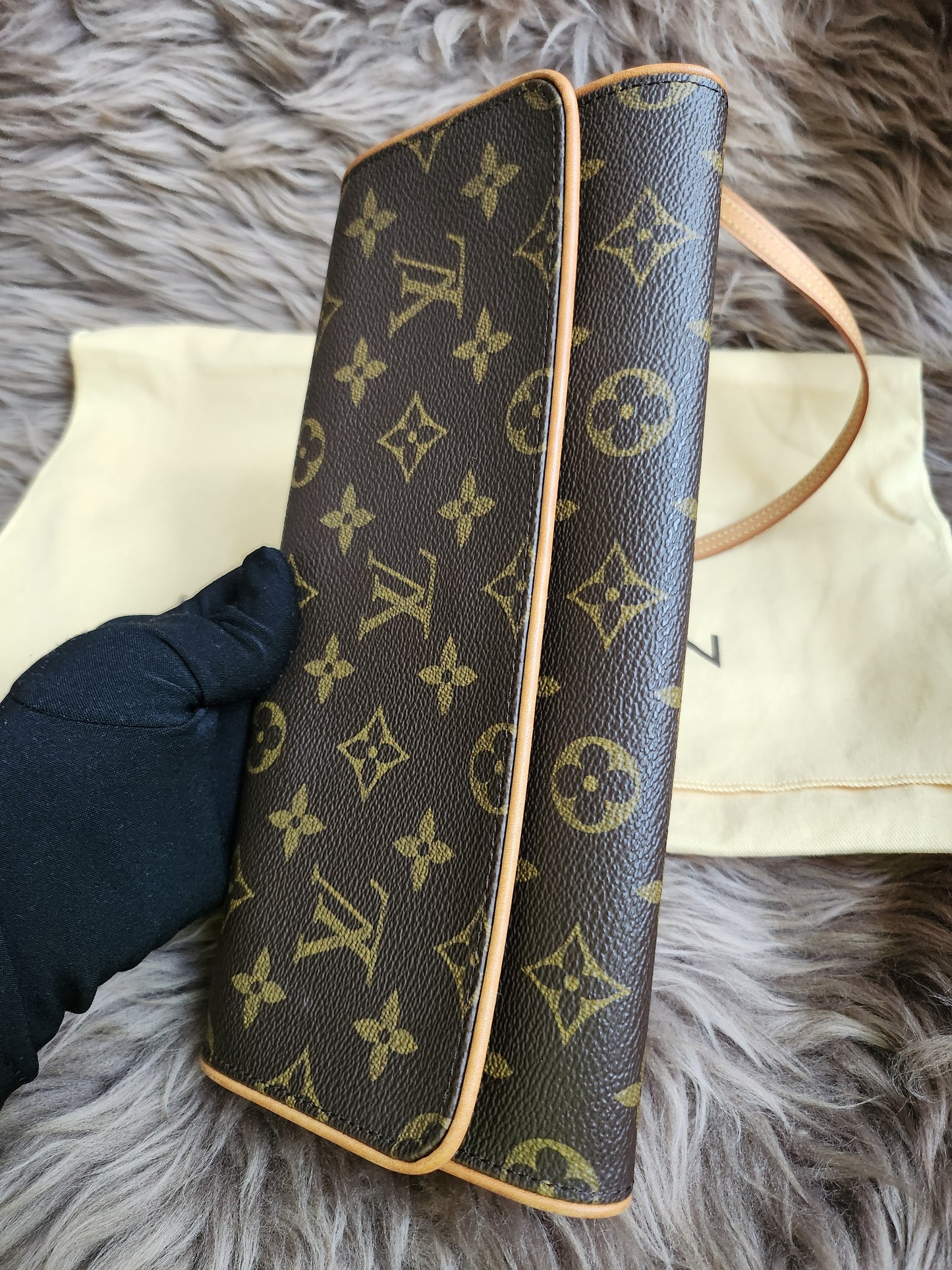 Louis Vuitton
2001 Pochette Twin GM crossbody bag